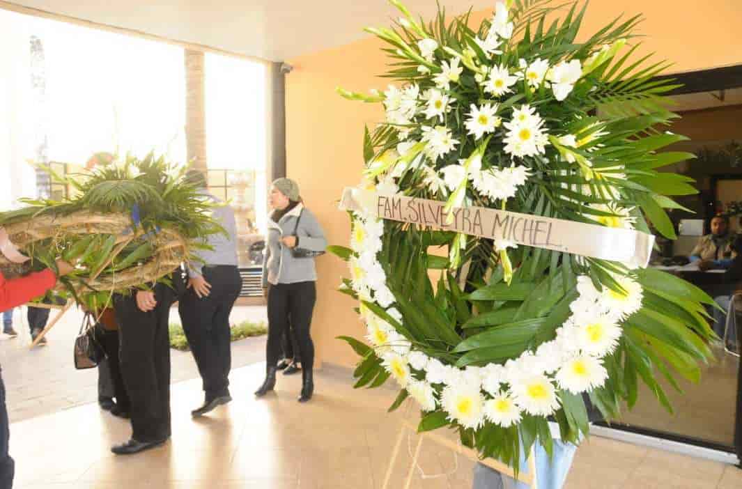 Dan último adiós a ‘maestra heroína’ del tiroteo escolar; Comunidad académica la honra