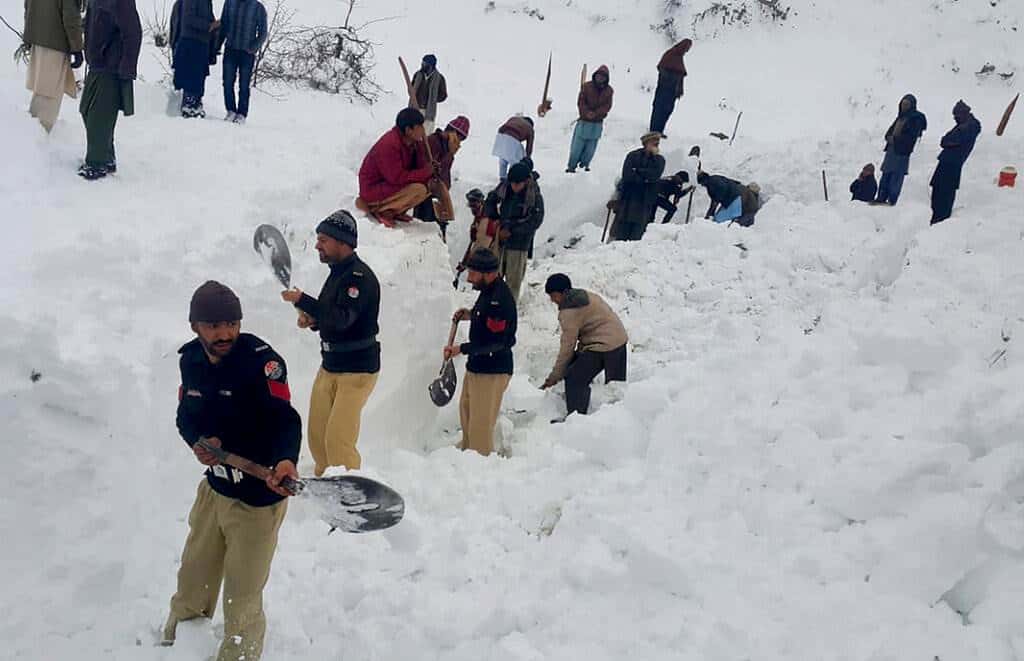 Intensas nevadas en Pakistán se cobran la vida de 94 personas