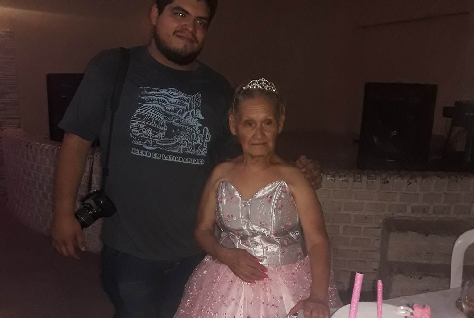 Anciana celebra su fiesta de quince años a sus 79 años