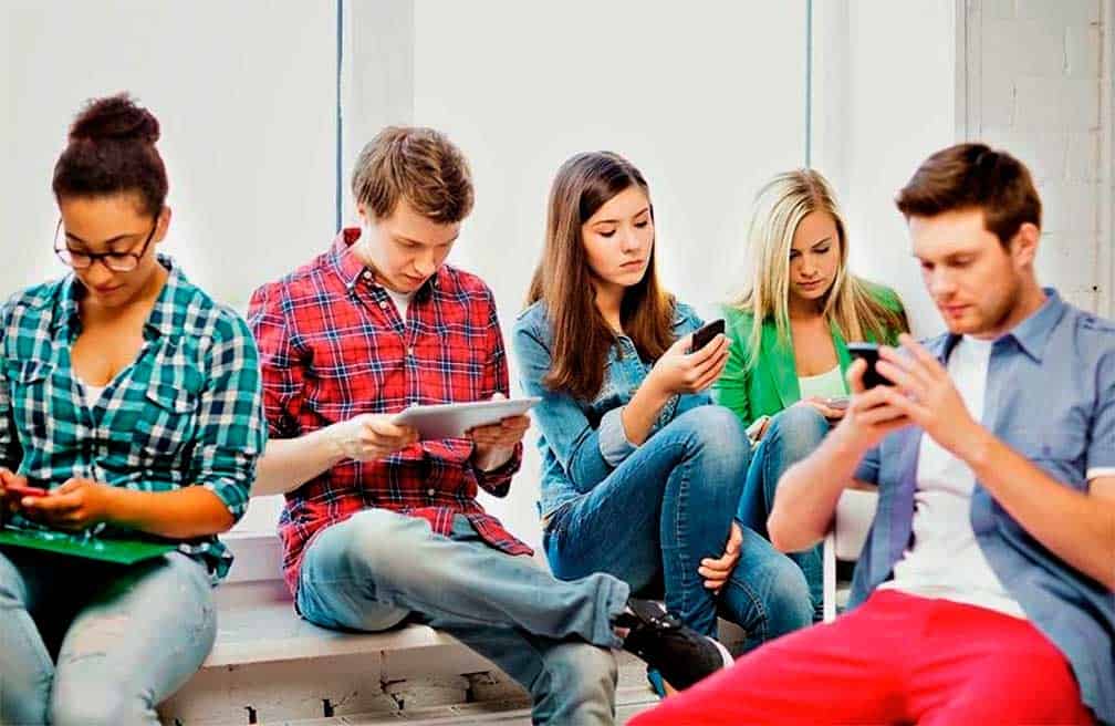 Jóvenes están en peligro por el uso excesivo de las redes sociales