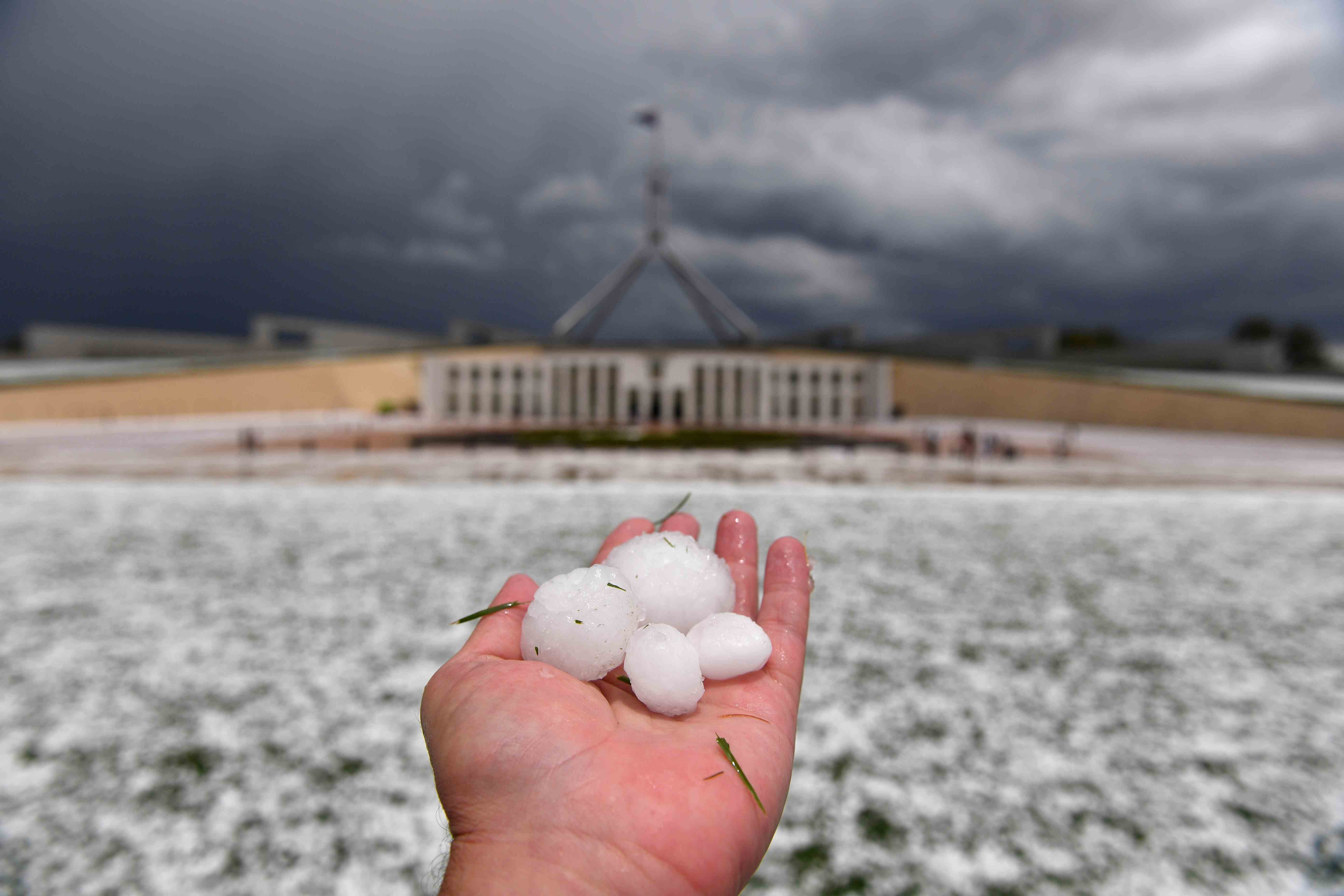 Fuertes lluvias y granizo en Australia logran apagar algunos incendios mortales