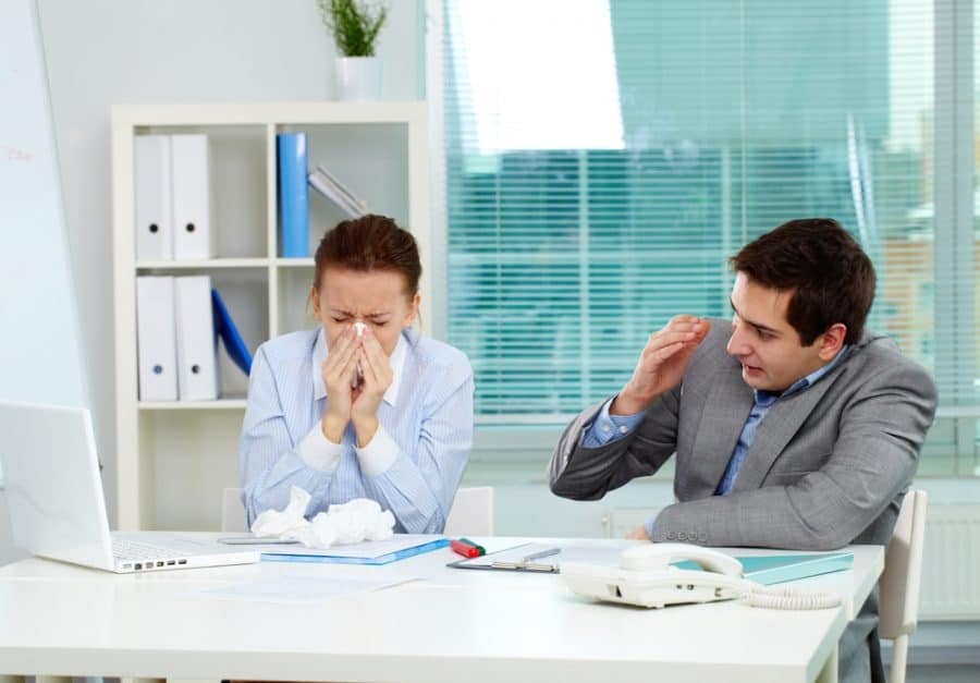 Godínez no entren en pánico: 5 consejos para evitar contagios en la oficina