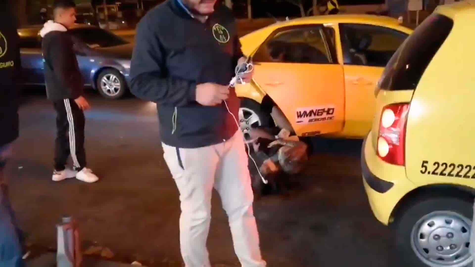 Taxista agarra a golpes a pasajera por vomitar dentro del auto; asegura que se negó a pagar