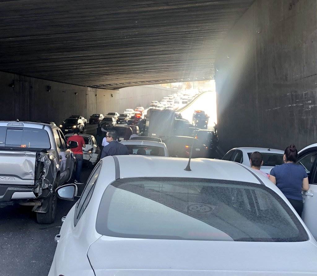 Accidente vial colapsa avenida Paseo de los Leones en Monterrey