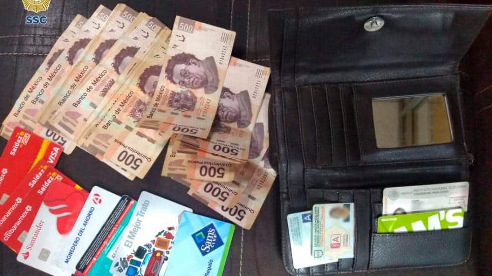 Mujer olvida cartera con 10 mil pesos; policías la recuperan