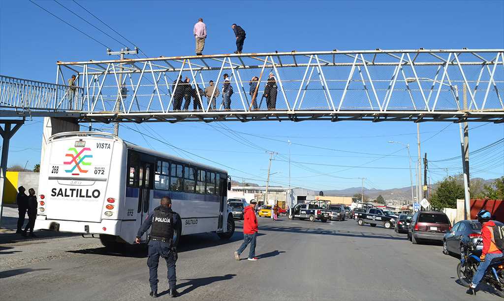Héroes con placa evitan que joven se arroje de un puente