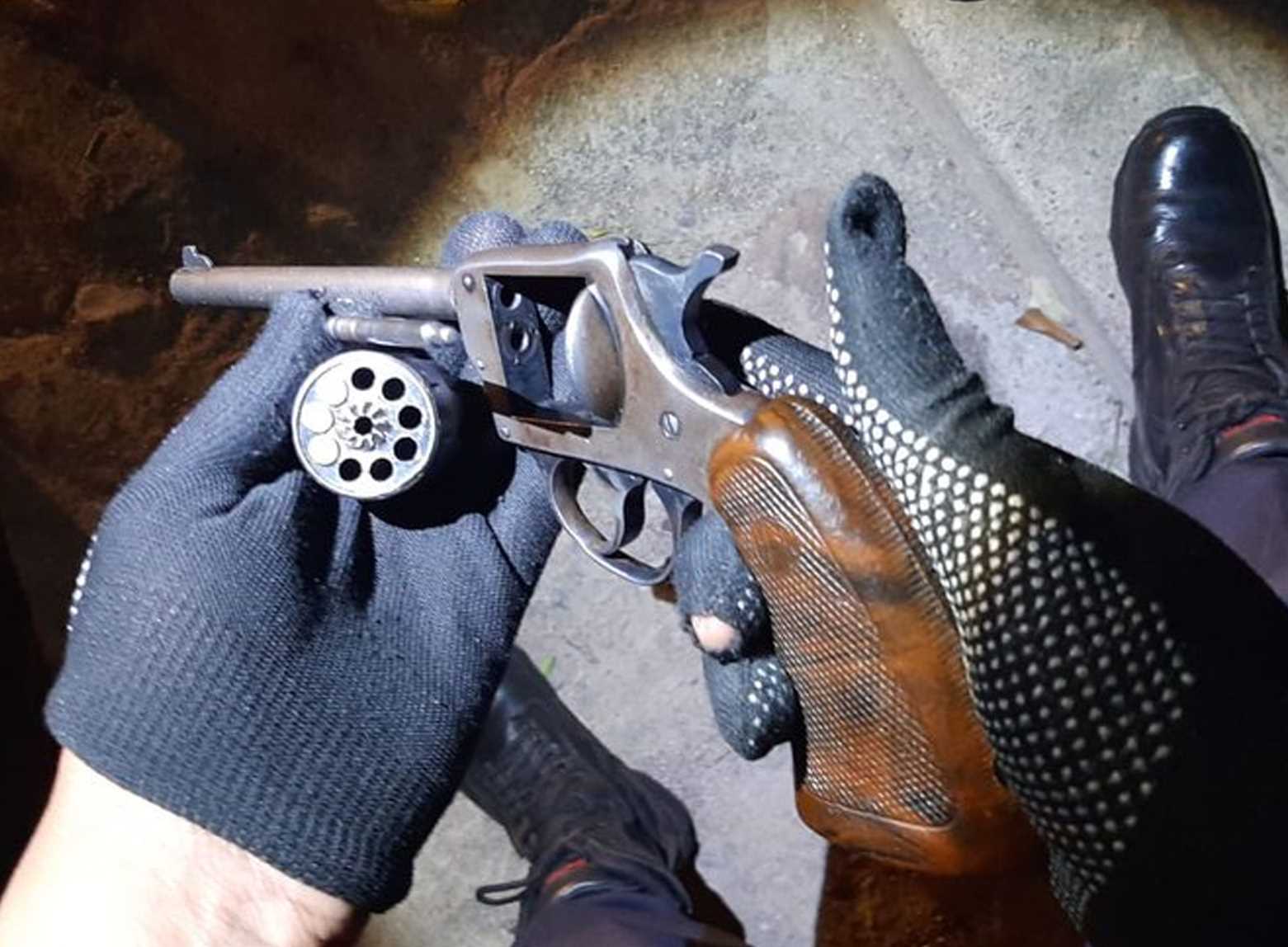 Pistolero de la tercera edad amenaza a niños con un revólver