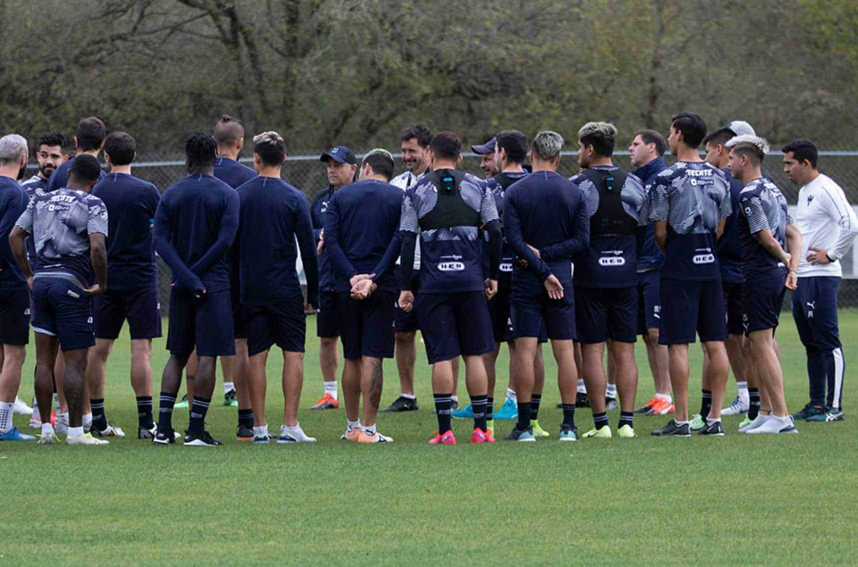 Entrena Rayados... sin Rodolfo Pizarro