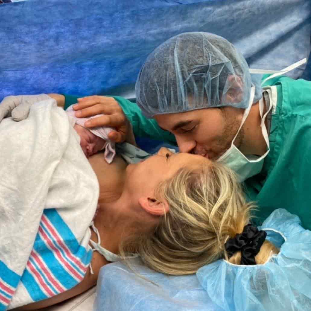 Enrique Iglesias y Anna Kournikova mostraron las primeras fotos con su bebé recién nacida