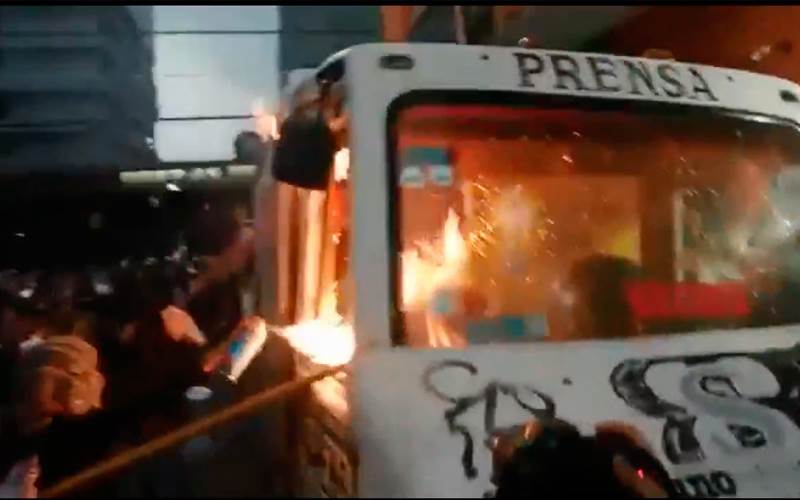 Durante marcha feminista, incendian vehículo de un periódico