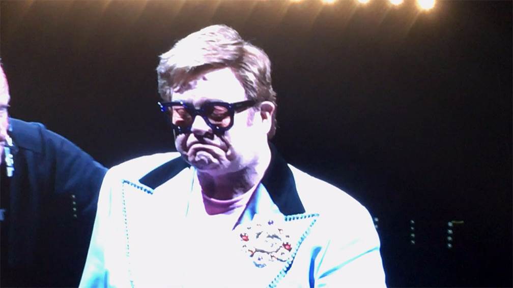 Elton John suspende concierto por quedarse sin voz