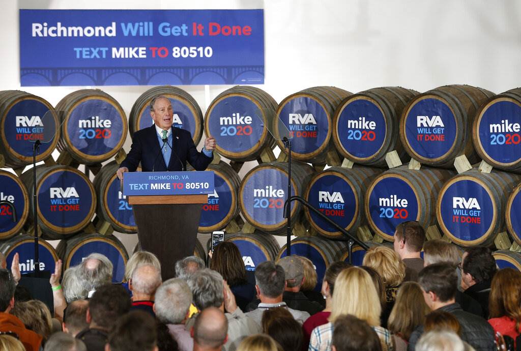 Rivales demócratas acusan a Mike Bloomberg de 'comprar” elección