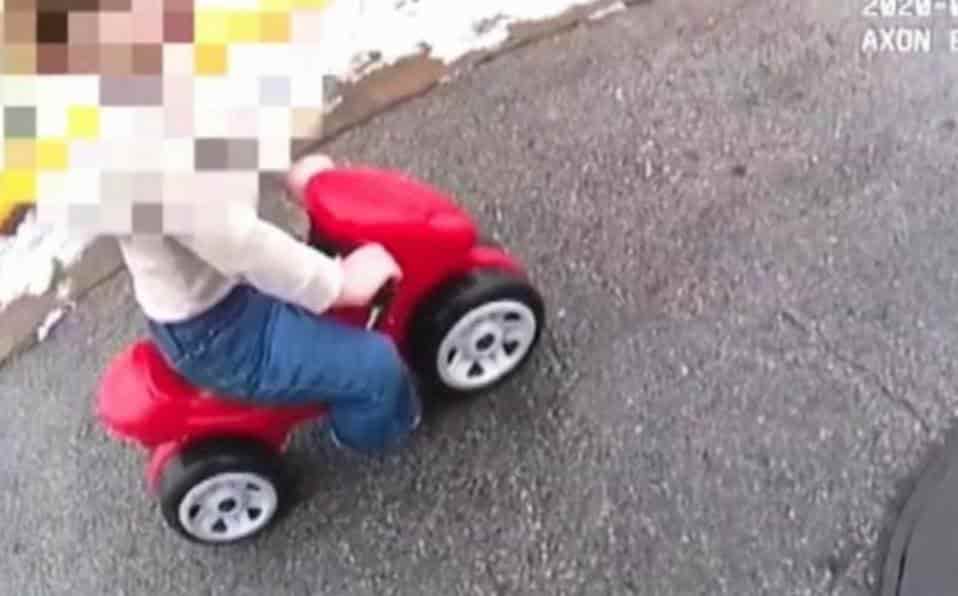 Niño se da a la fuga de guardería en su moto mini moto de plástico