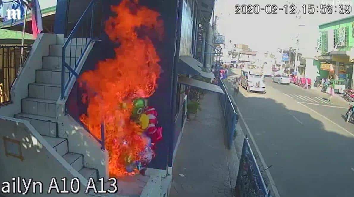 Vendedor de globos termina envuelto en llamas debido a una mala broma de niños