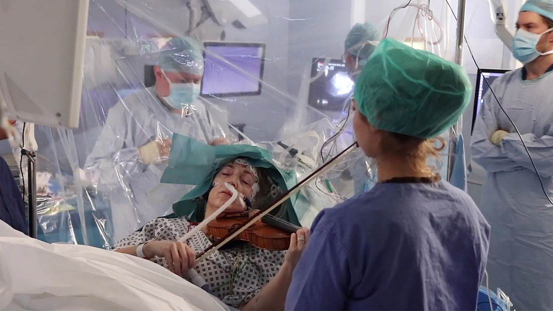 VIDEO: Mujer toca el violín mientras le extirpan un tumor cerebral
