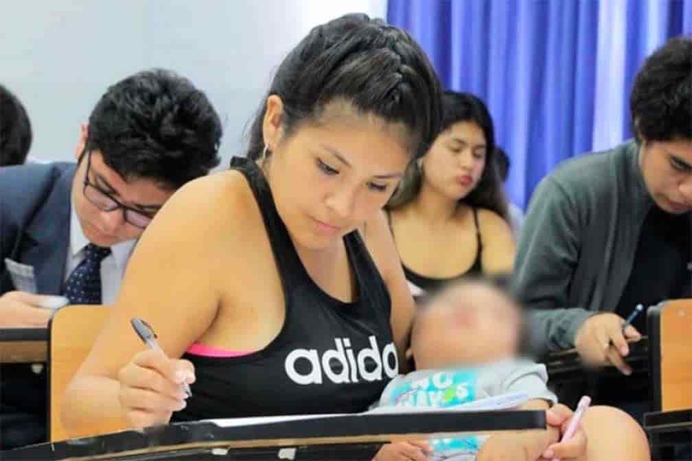 Conmueve joven que acude con su bebé en brazos a presentar examen de admisión a la universidad