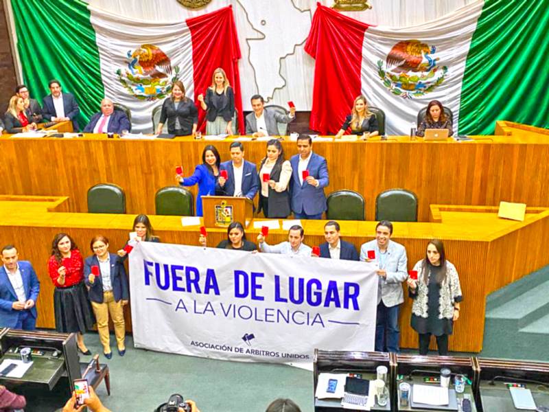 Diputados del PAN y árbitros 'expulsan' a la violencia