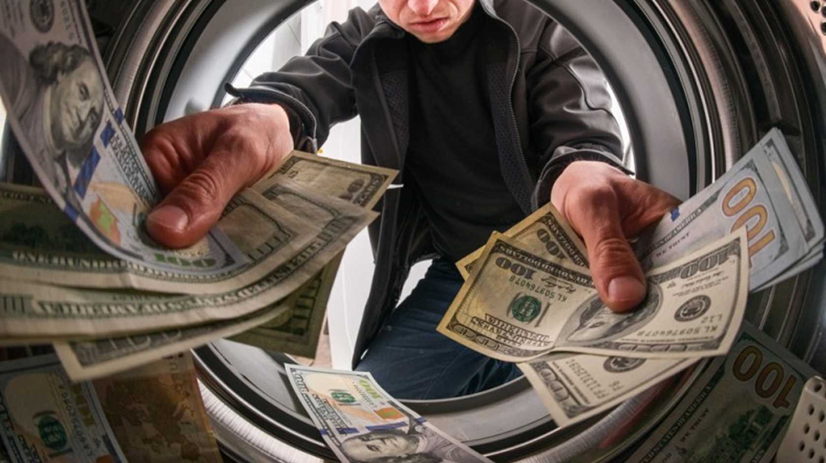 Congelan cuentas de 99 empresas por sospecha de lavado de dinero
