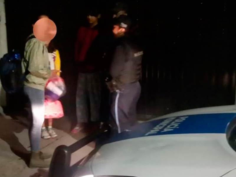 Padres olvidan recoger a su hija de la escuela; policías la rescatan y la llevan a casa