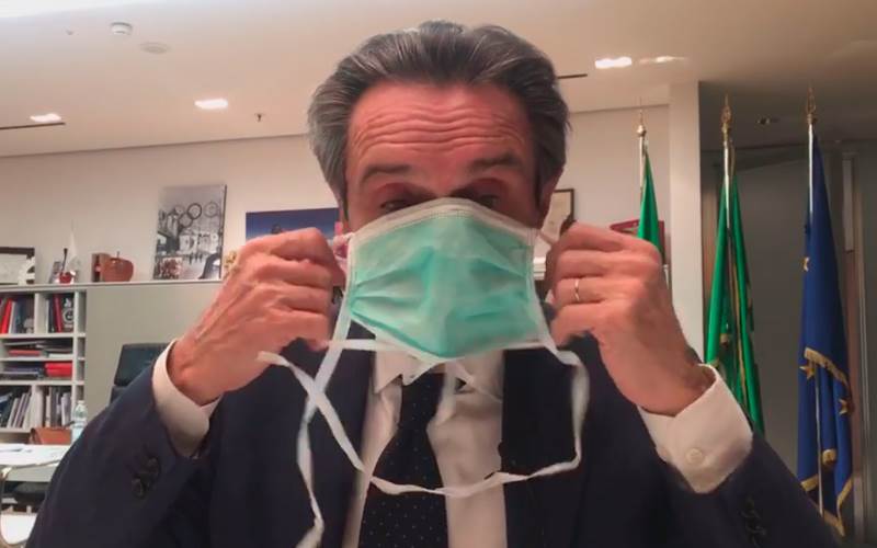 Político italiano falla al intentar explicar cómo usar un cubrebocas y lo tunden en redes