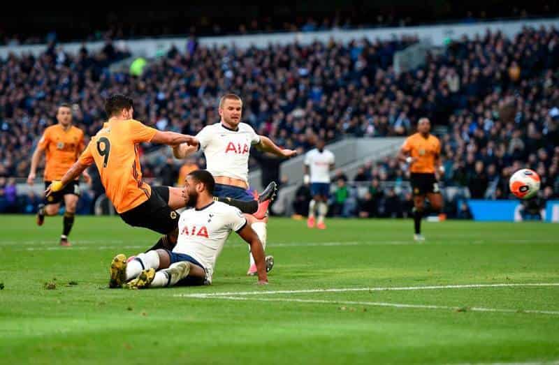 Wolverhampton vence 3-2 a Tottenham; Raúl Jiménez se luce con un gol e iguala su récord en la Premier