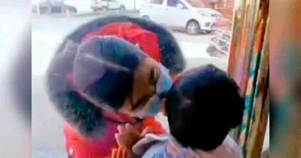 Conmueve enfermera del coronavirus que besa a su bebé a través de un vidrio tras no verlo por 26 días