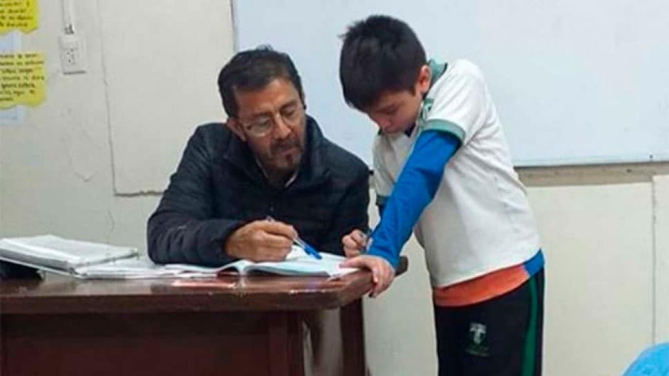 Docente ayuda con su tarea a hijo de alumna y se hace viral
