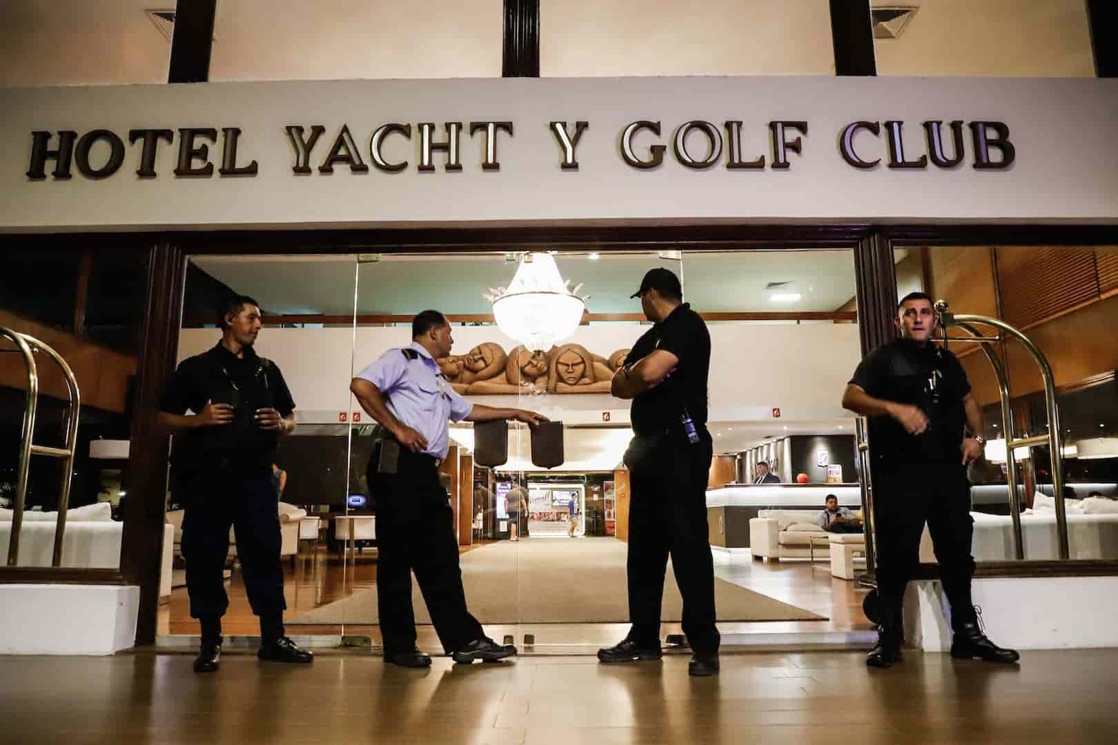 Retienen a Ronaldinho en Paraguay por presentar pasaporte falso