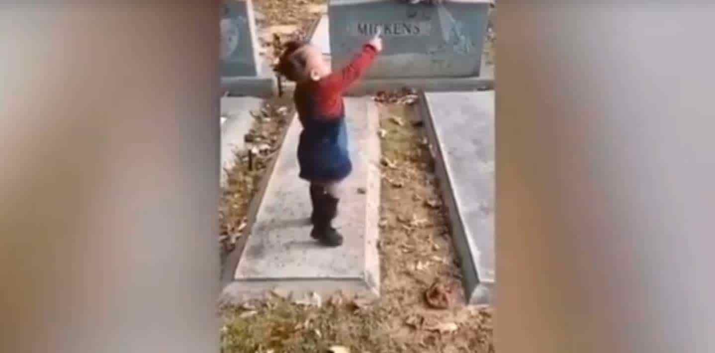 ¡Escalofriante! pequeña niña saluda y besa a un 'fantasma' en un panteón