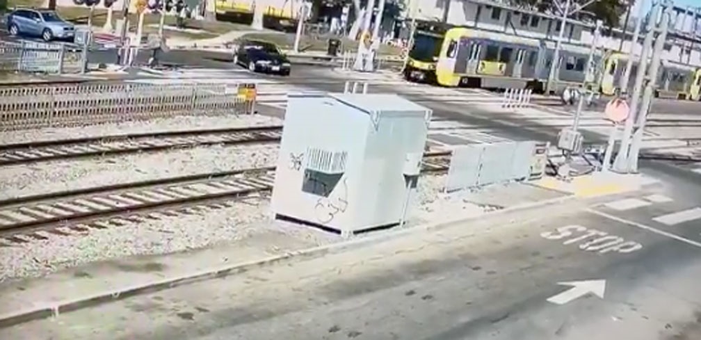 Captan el momento en el que un conductor imprudente es embestido trágicamente por un tren