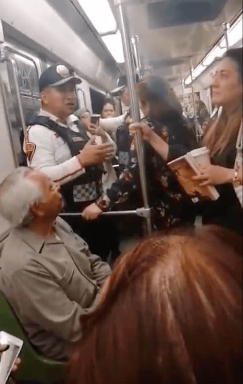 Mujer intenta sacar a abuelito de vagón exclusivo del Metro; usuarias la confrontan