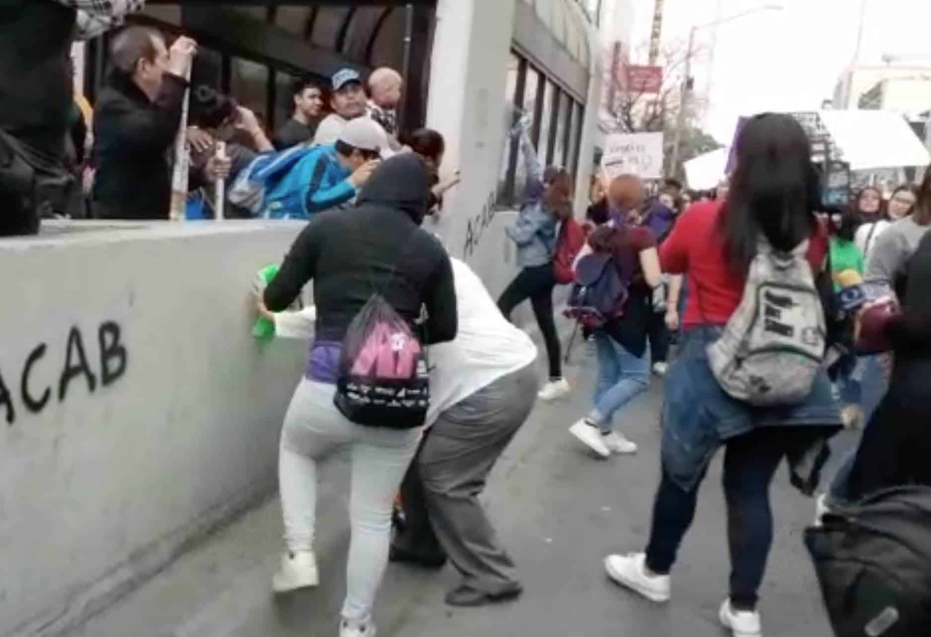 Pintan estación del Metro durante marcha del 8M en Monterrey