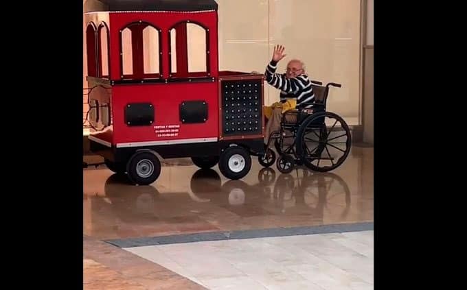 Abuelito pasea en el trenecito de una plaza comercial de Mérida