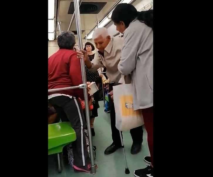 Mujer corre de vagón exclusivo del metro en Ciudad de México a un anciano