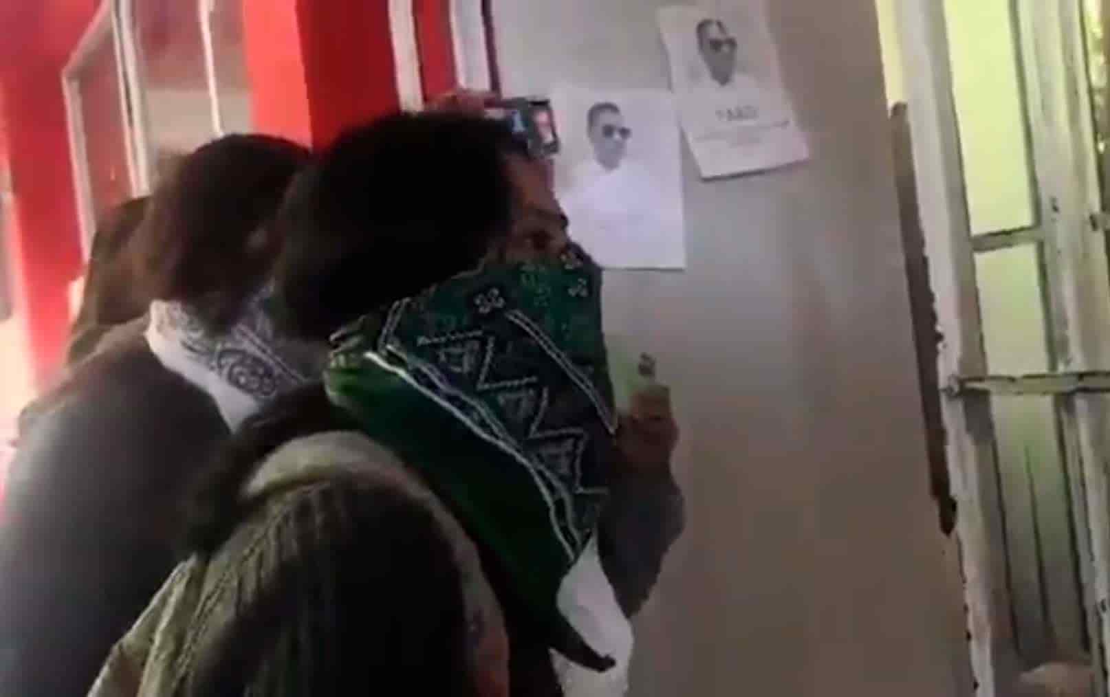 Alumnas exhiben a maestro acosador y este se refugia en un salón de clases