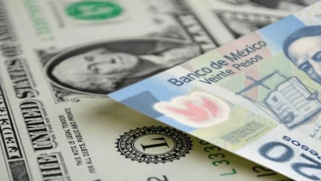 Peso mexicano pierde 3.23% frente al dólar