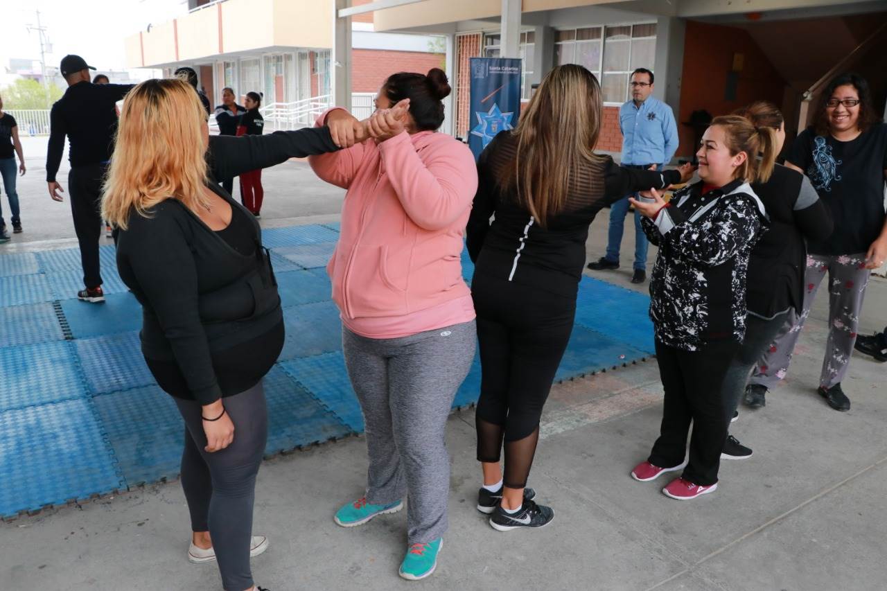 Imparten taller de defensa personal para mujeres de Santa Catarina