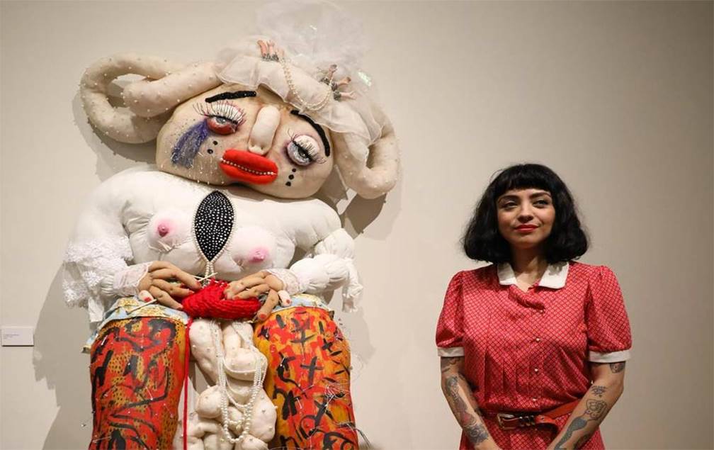 Mon Laferte inaugura su primera exposición plástica