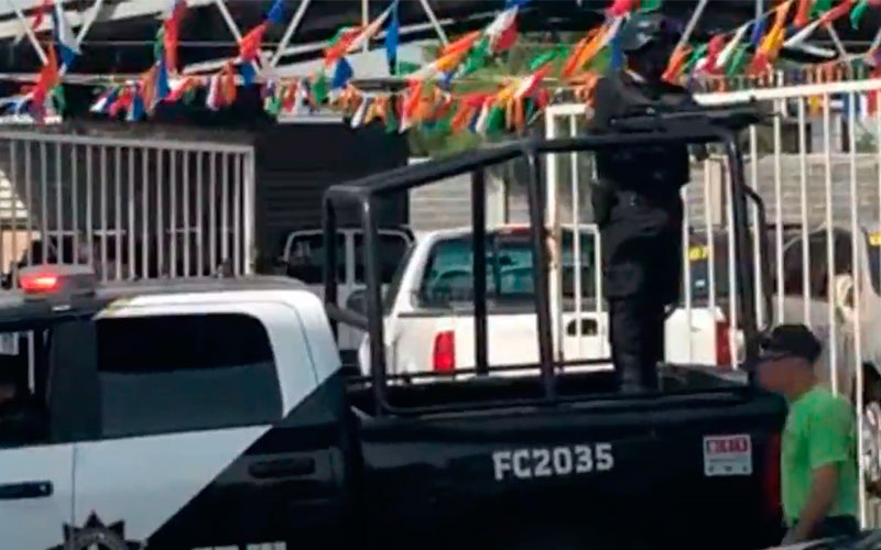 Comando armado entra a lote de autos; se llevan 3 camionetas