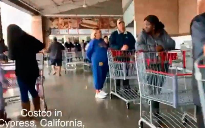 Arrecian compras de pánico en EUA, interminables filas en el Costco