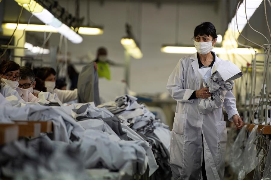 De hacer chaquetas para Armani a producir uniformes contra el coronavirus