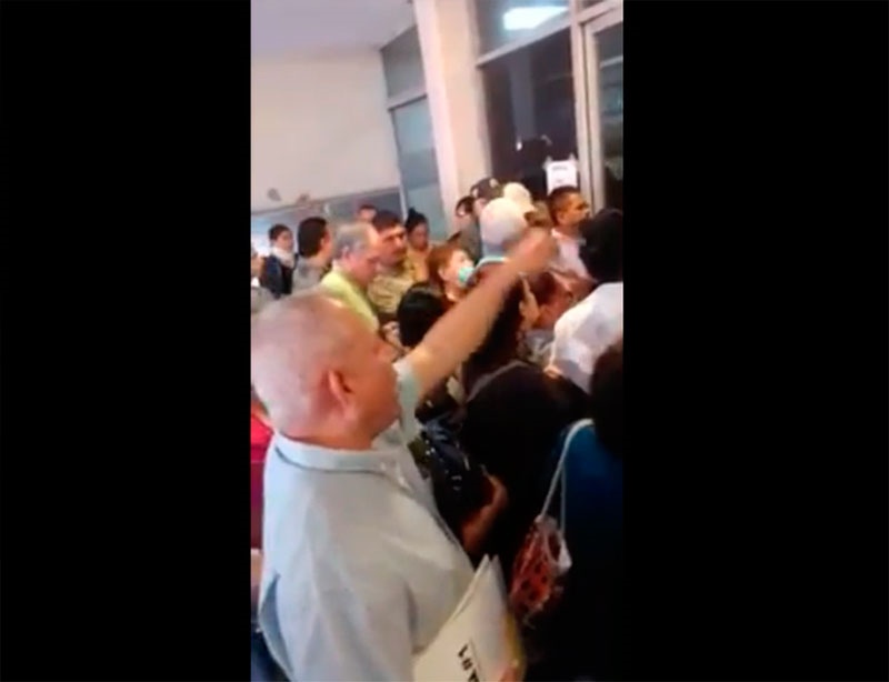 Sacan a familiares de pacientes en Clínica 6 del IMSS; impera caos