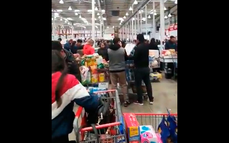 Estadounidenses cruzan la frontera hacia México en búsqueda de papel higiénico