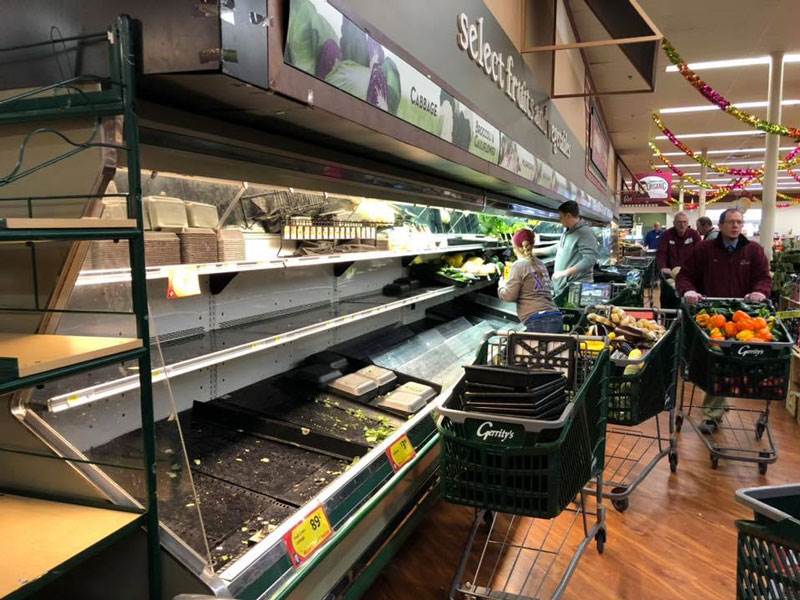 Mujer 'bromea' tosiendo sobre productos; tienda tira toda la comida y pierde casi 1 mdp