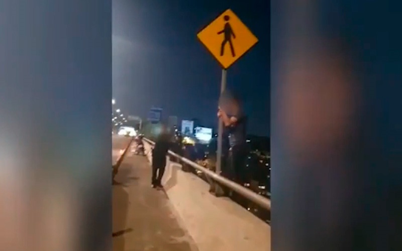 Policías frustran suicidio de hombre en un puente de CDMX
