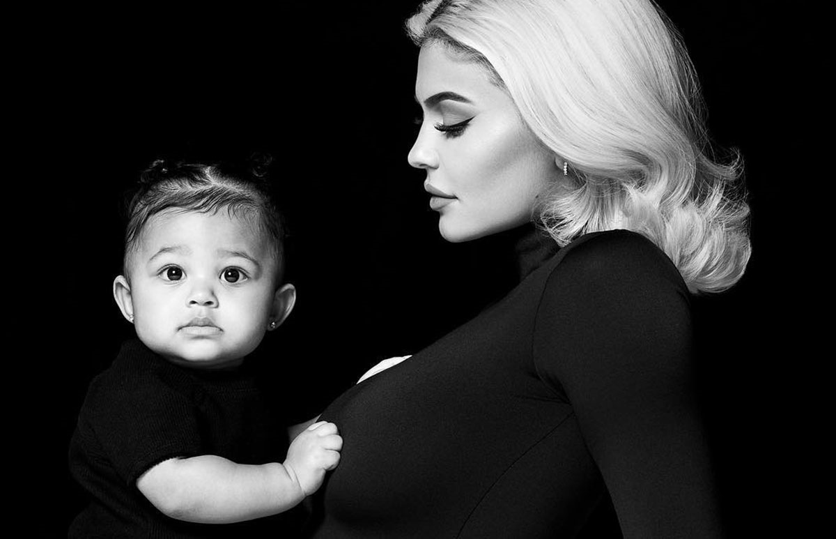 Kylie Jenner ‘tatúa’ a su hija Stormi con sus personajes favoritos