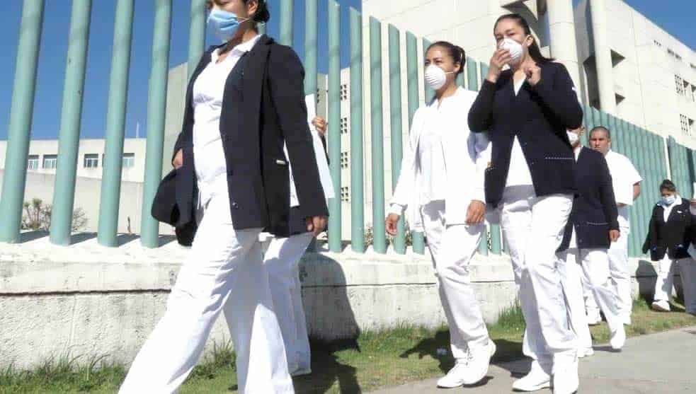 Bañan con cloro y discriminan a enfermeras en Jalisco, por miedo a COVID-19