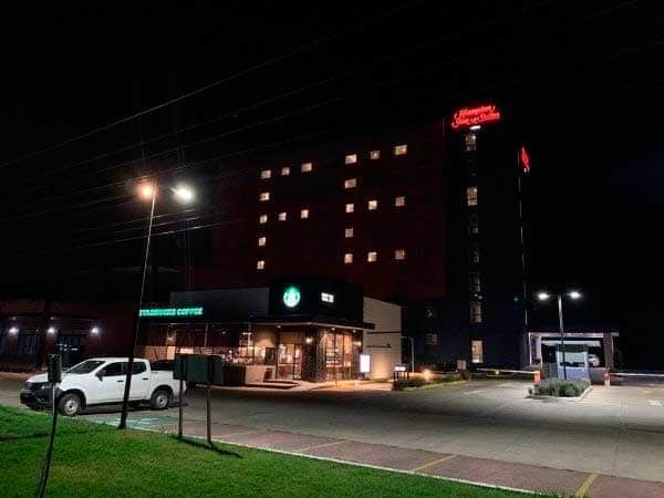 Hoteles muestran ingeniosos mensajes de esperanza en medio de la pandemia