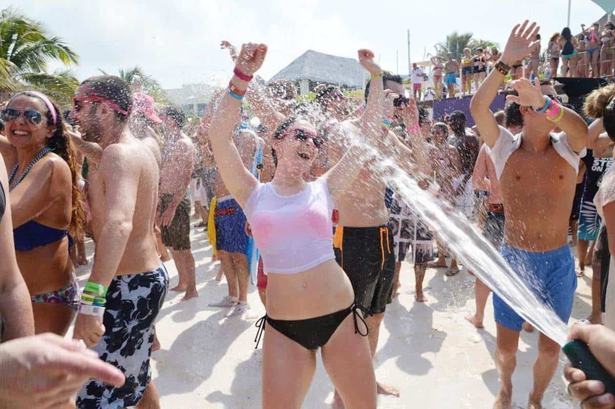 Tras spring break en Cabo San Lucas, 28 estudiantes de EUA dan positivo a COVID-19