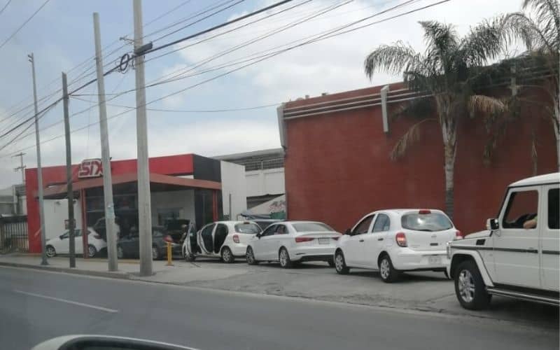 Regios hacen compras de pánico de cerveza tras paro de distribución de Heineken 